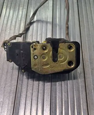 KIA Carens I Front door lock