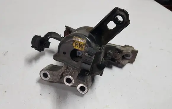 Toyota Avensis T270 Engine mount vacuum valve 