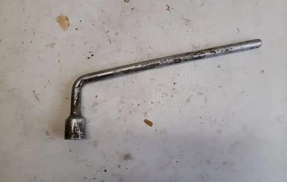Mercedes-Benz GL X164 Wheel nut wrench A2215810001