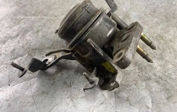 Toyota Corolla Verso E121 Engine mount bracket