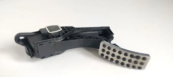 Accelerator throttle pedal