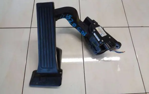 Hyundai ix35 Accelerator throttle pedal 32700-2S100