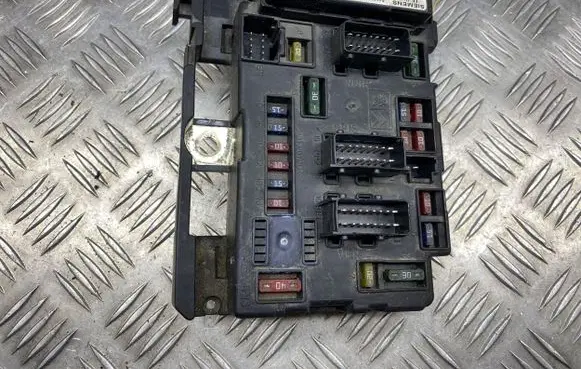 Citroen C5 Fuse module 9643100980