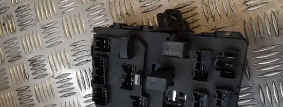 Toyota Avensis T220 Fuse module 8273005020