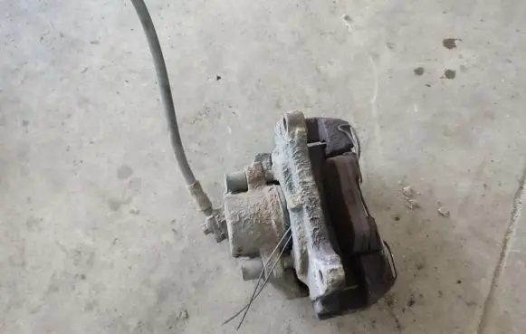 Volkswagen PASSAT B6 Front brake caliper