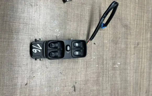 Mercedes-Benz C W203 Electric window control switch A2038210479 501956
