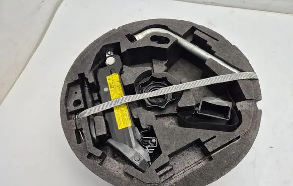 Volkswagen Golf VI Tool box 8P0012109E