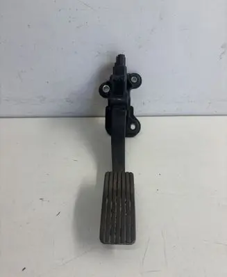 Accelerator throttle pedal