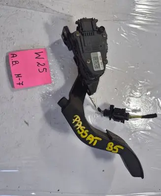 Volkswagen PASSAT B5 Accelerator throttle pedal 8D1721523 6PV00777007