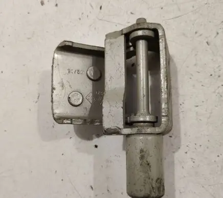 Renault Clio III Rear door lower hinge