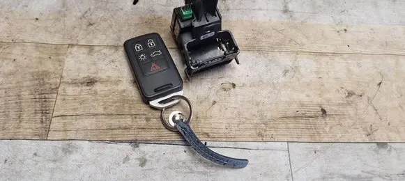 Volvo V40 Ignition lock AH4N15607AE 28227917 3659AV01125