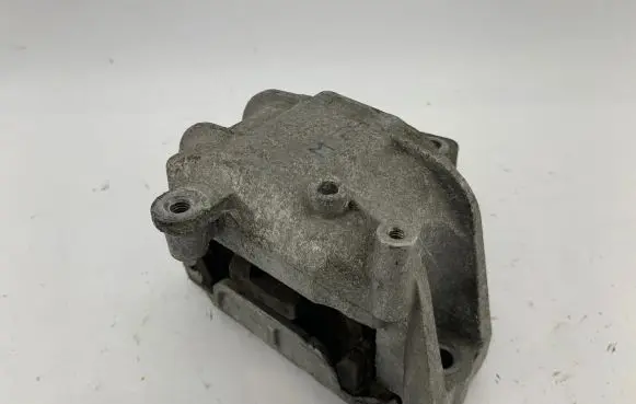 Volkswagen Touran I Engine mount bracket 1k0199262a