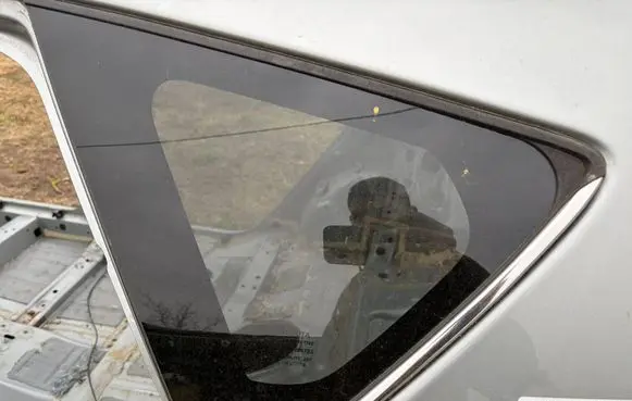 Toyota Auris E180 Side middle window/glass