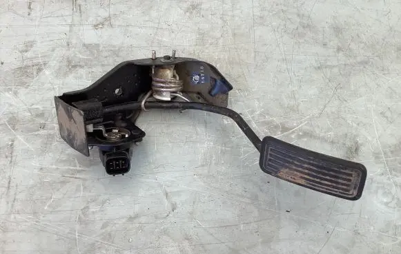 Toyota Avensis T250 Accelerator throttle pedal