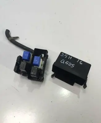 Infiniti Q50 Relay mounting block 4092221