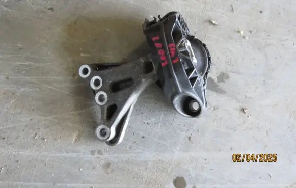 Peugeot 2008 I Engine mounting bracket 9676770b0
