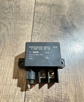 Mercedes-Benz E W211 Charging relay A0025423819 V23132A2001X14
