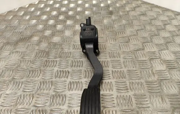 Accelerator throttle pedal