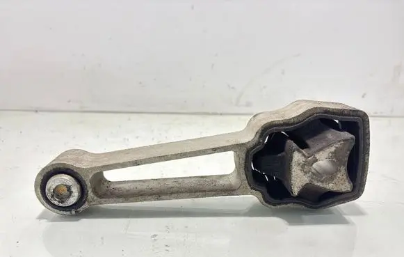 Volvo V70 Engine mount bracket