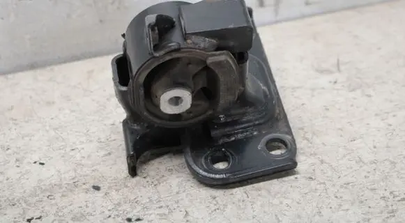 Toyota RAV 4 (XA40) Engine mount bracket