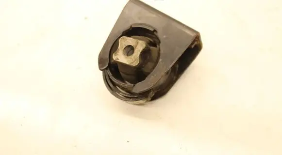Toyota Avensis T250 Engine mount bracket