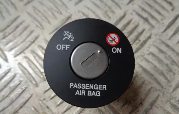 Hyundai i20 (GB IB) Passenger airbag on/off switch 