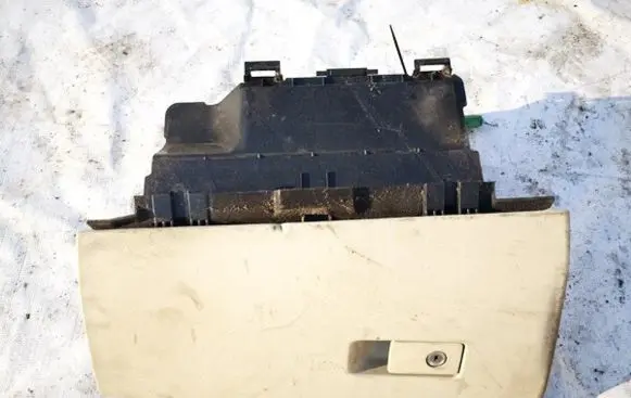 Volvo V70 Glove box 39891976