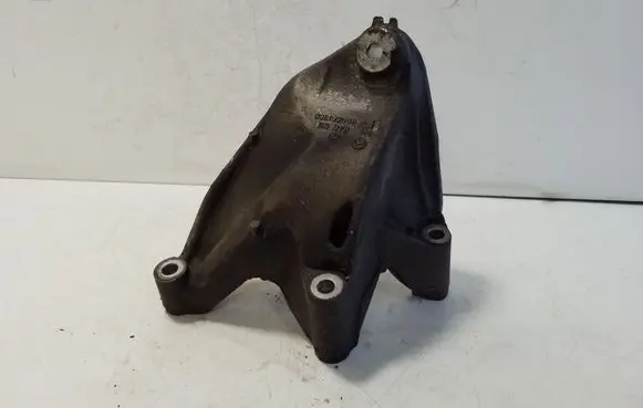 Engine mounting bracket