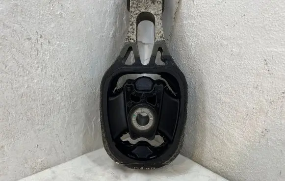 Engine mount bracket
