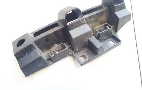 Front bumper mounting bracket