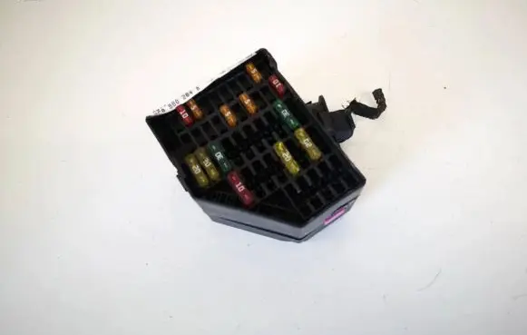 Volkswagen PASSAT B6 Fuse box set 3c0880204b