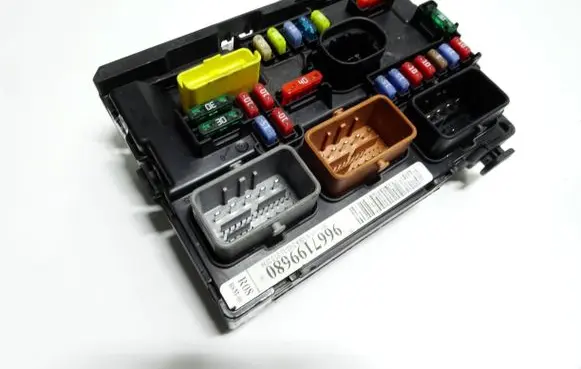 Citroen C4 Grand Picasso Fuse module 9667199680