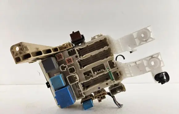Toyota Yaris Fuse module 8273052321 6E01-0760 60303-0594