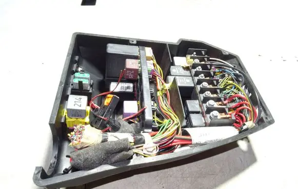 Audi A8 S8 D2 4D Fuse module 4D1937124