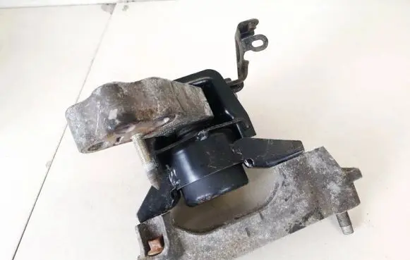Toyota RAV 4 (XA30) Engine mount bracket