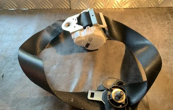 BMW X3 E83 Front seatbelt 34003071