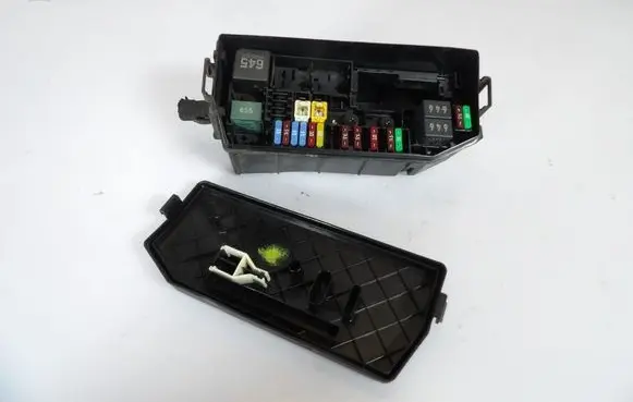 Cadillac Escalade Fuse box set 2Q0927165A