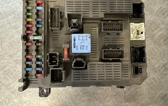 Citroen C5 Fuse module 9647448280
