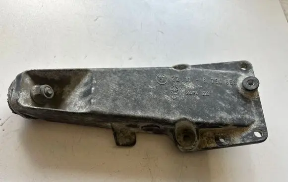 BMW X3 E83 Engine mounting bracket 6750853