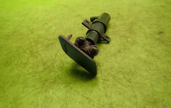Volkswagen PASSAT B6 Headlight washer spray nozzle