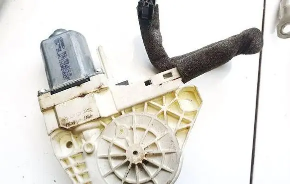 Skoda Yeti (5L) Front door window regulator motor 8k0959812a 1101-919813-201