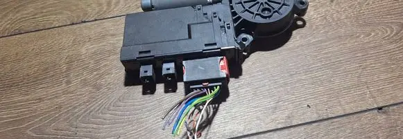 Peugeot 307 CC Front door window regulator motor 9651735480 993359102 0130821765