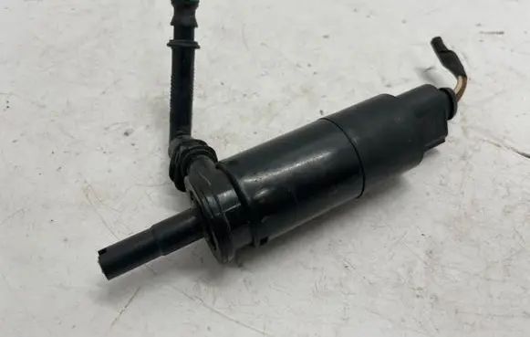 Volkswagen Jetta VI Headlight washer pump 3B7955681