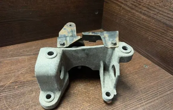 Renault Master II Engine mount bracket 8200027178