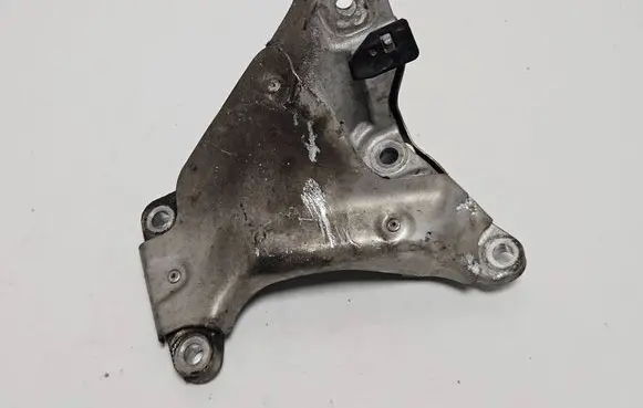 BMW 1 E82 E88 Engine mounting bracket 6772156