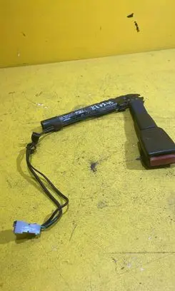BMW 1 E82 E88 Front seatbelt buckle 33044477F