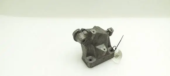 Engine mounting bracket