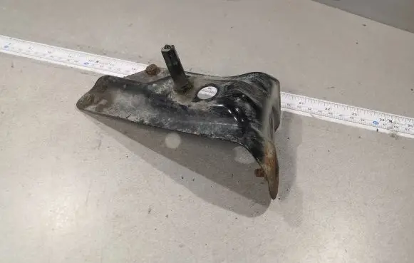 Volkswagen Golf V Fender mounting bracket 1K6821135