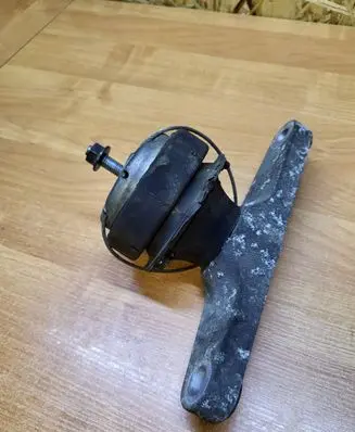 Volvo S40 Engine mount bracket