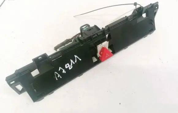 Volkswagen PASSAT B6 Hazard light switch 3C0857318C